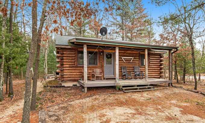 New Lisbon Cabin | Outdoorsy gem with WiFi, furnished porch, full kitchen & three ponds on-site