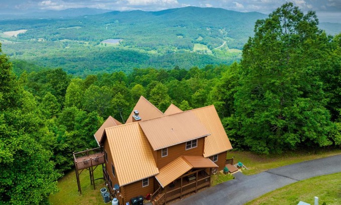 Brasstown House | Outlaw Mountain Lodge Fire Pit and Panoramic Views!