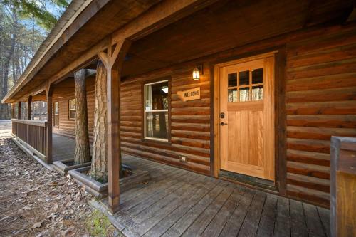 Broken Bow House | Outlaw Rose Cabin - Family Fun with Hot Tub