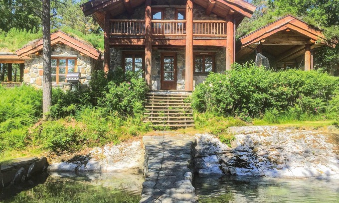 Molde House | Outside the rose city of Molde you will find this unique vacation home.