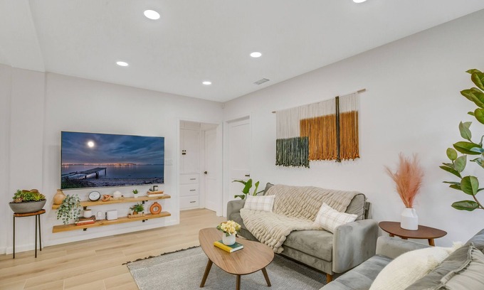 Azusa House | Outstanding Relaxing Quiet Vacation House with spacious Backyard - Azusa City