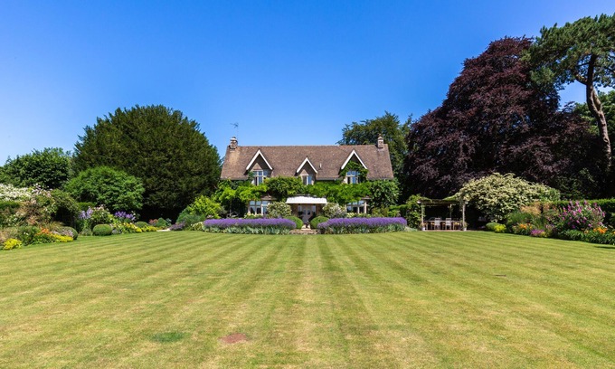 Cirencester House | Outstandingly Beautiful Cotswold Retreat w.swimming&tennis