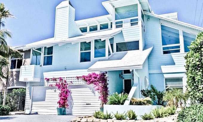Birch Park Finger Streets House | Over 150 Five star reviews. Original Florida Beach house steps from beach