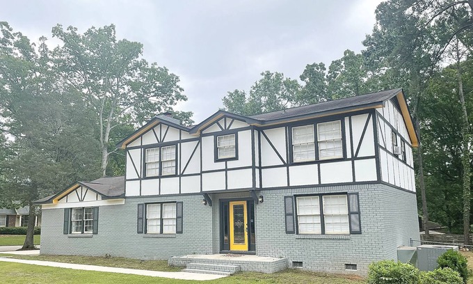 Columbia Bed & Breakfast | Over 3500 sq ft! All 4BRMs with TVs! 9 Beds for up to 12 Guests!