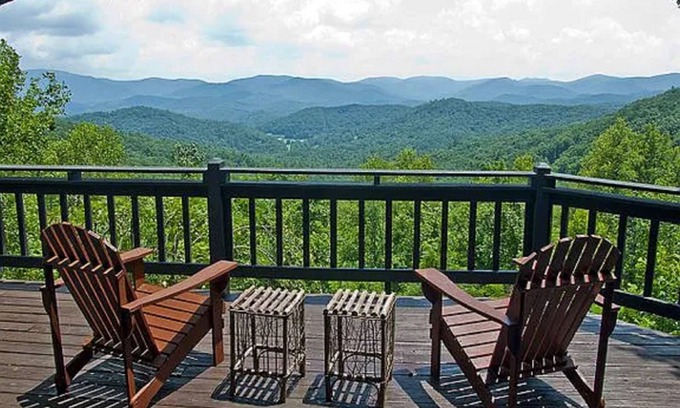 Blairsville Cabin | Over The Moon- Blairsville GA | 4 Bed, 3 Bath | Hot Tub | Pet Friendly | Wifi