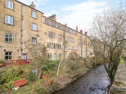 Holmfirth House | Over-Under Cottage