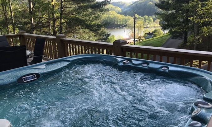 Butler Cabin | Overlook Watauga Lake, log cabin- BOAT DOCK, HOT TUB & FIRE PIT