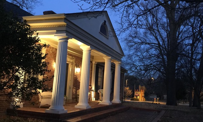Midtown House | Overlooking the entrance to the Memphis Zoo and the Overton Park formal gardens