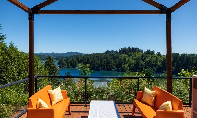 Lakeside House | Overlooking the water