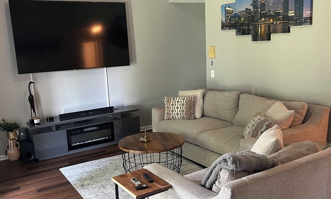 Dracut House | Oversized 2BR with 86" TV & Fully Stocked Kitchen & Pantry! Pet friendly!