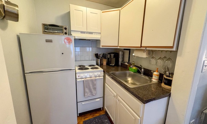 Back Bay Apartment | Oversized Furnished Brwnstone Studio in Back Bay
