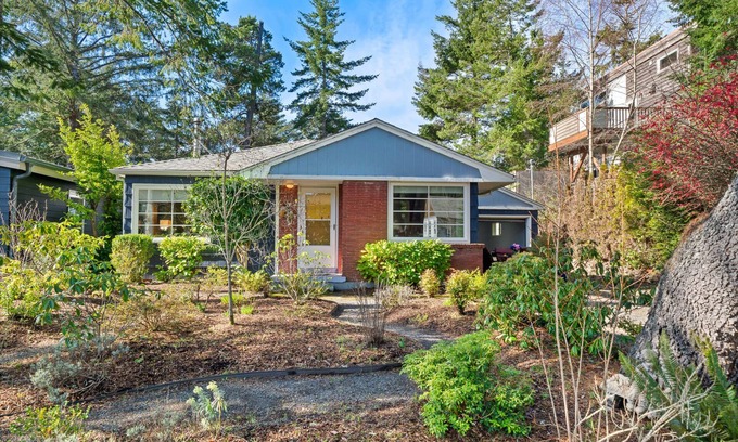 Manzanita House | Owl's Nest-Perfect small family getaway, Firepit, Air hockey, Dogs ok, BBQ