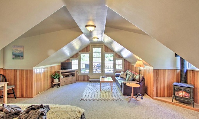 Ashford Apartment | Owls Nest Studio with Hot Tub Hike Nearby!