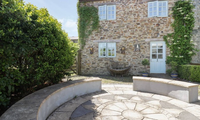 Gorran Cottage | OWLS ROOST, pet friendly, with hot tub in Gorran Haven