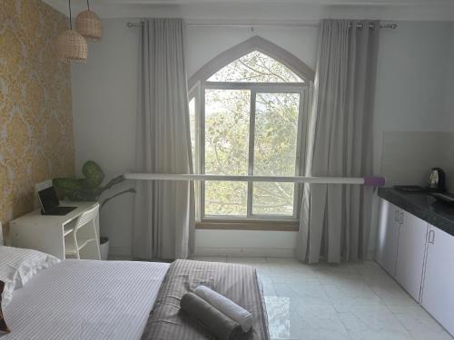 Koregaon Park Apartment | Oxford: Private Studio in Koregaon Park. Lakeview