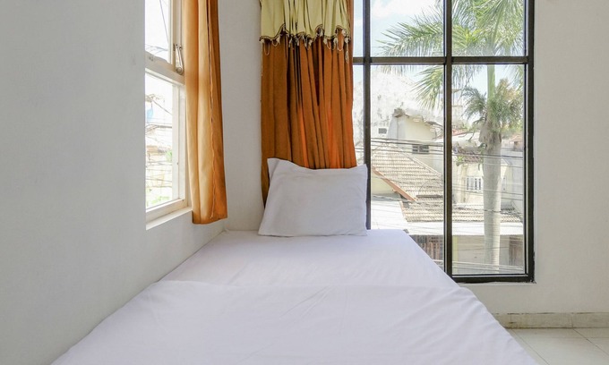 Malang Hotel | OYO Life 2760 Kost Simpang Borobudur 47
