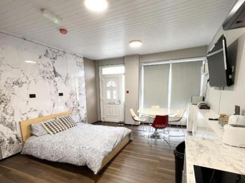 Pembroke Dock House | OYO Welsh Holiday Accommodation - Modern Stay