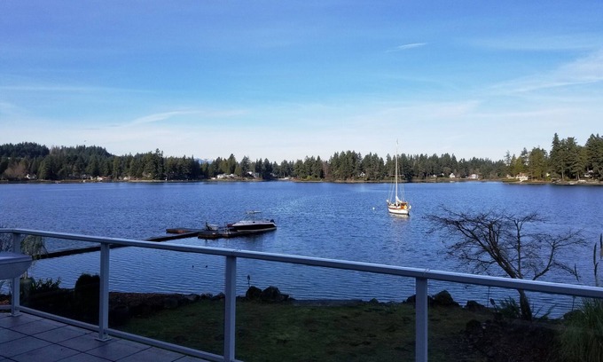 West Hills House | Oyster Bay Home, Located on Puget Sound Waterfront! (4 day minimum, 7 4holidays)