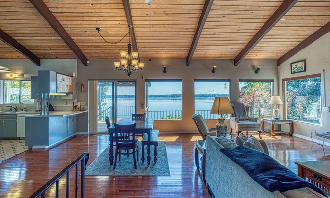 Shelton House | Oyster Beach Retreat - Mt. Rainier Views + Kayaks + 4-bedroom waterfront house!