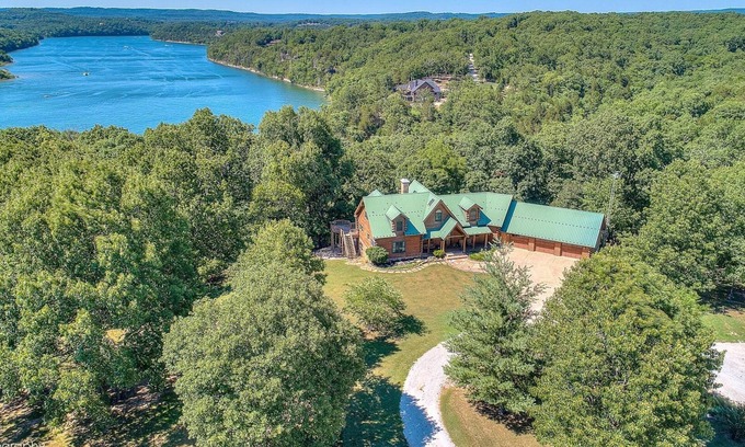 Eagle Rock Cabin | Ozark log cabin near Eureka Springs | Sleeps 32 | 4 boat slips | NO cleaning fee