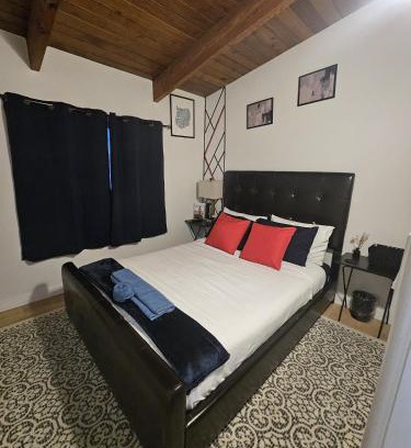 Jasper Place House | P&N Suites - DELUXE QUEEN ROOM- LONDON