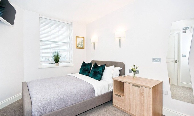 Temple Apartment | P4E Double Room Private Shower Wifi Air Con