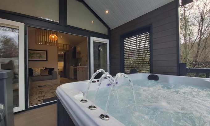 Bethesda House | P57 - Riverside Family Pod with Hot Tub