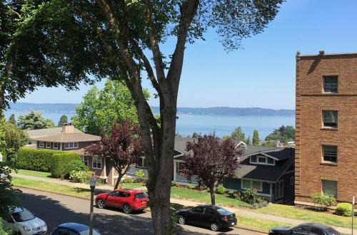 North End Apartment | Pacific View, Best Area, 2 Baths, 2 Bedrooms, WD, Jacuzzi Bath, New Carpet, Balcony, View, 925sf