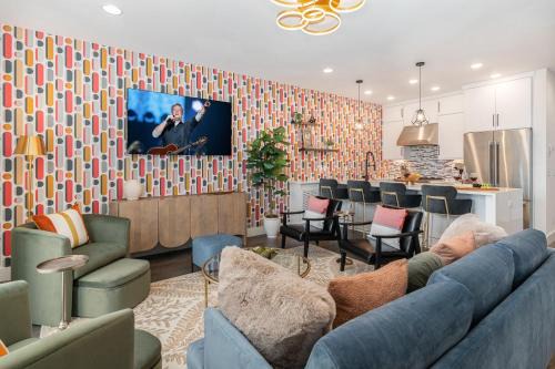 Katie Hill Neighborhood House | Painted Note - Rooftop Hot Tub - Mins to Broadway