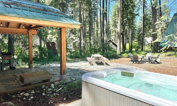 Leavenworth Cabin | Painted Pony Cabin-Hot Tub, Wi-Fi, Grill, Firepit