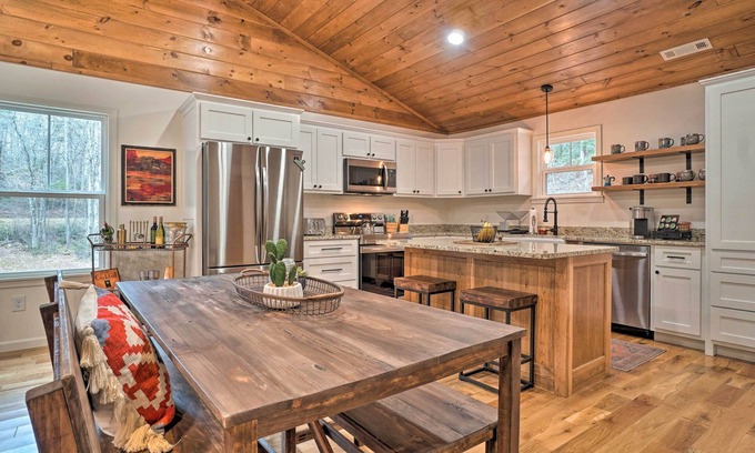 Tiger House | ‘Painted Skies’ Upscale Getaway By Lake Burton!
