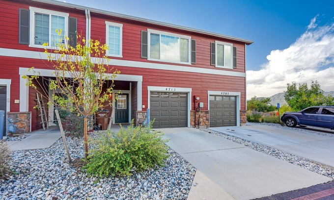 Southeast Colorado Springs House | Painted Sky Corporate Oasis-Mountain View-King Bed