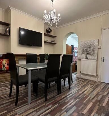 Edmonton House | Palaz 7 - 5 bedroom house
