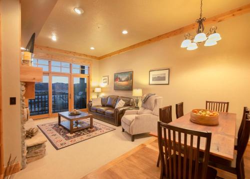 Victor House | Palisades Lodge Suite 207