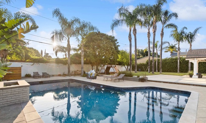 Lake Balboa Villa | *Palm-Adorned LA Retreat: Luxury Meets Family Fun*
