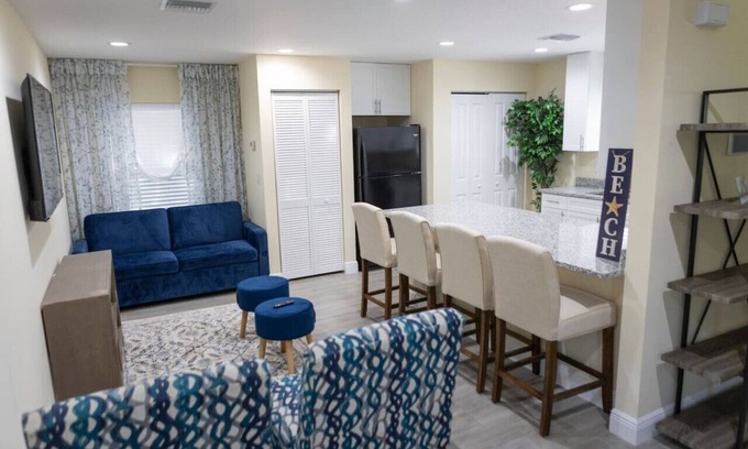 Progressive Northwest House | Palm Beach Cottage near downtown, beaches, & malls