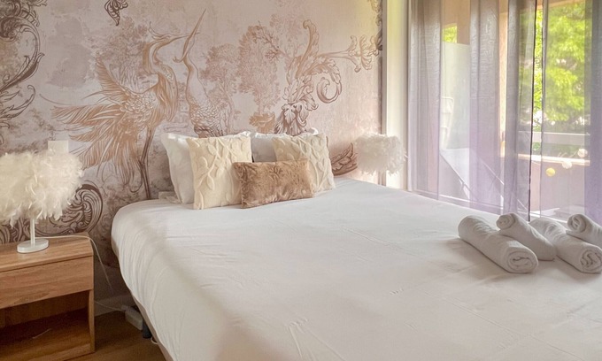Annecy-le-Vieux Apartment | Palm Beach romantique jacuzzi
