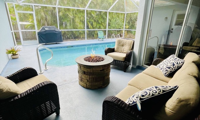 San Carlos Park House | 🌴Palm Breezes Vacation- pool, close to beaches, shopping, restaurants dogs ok!