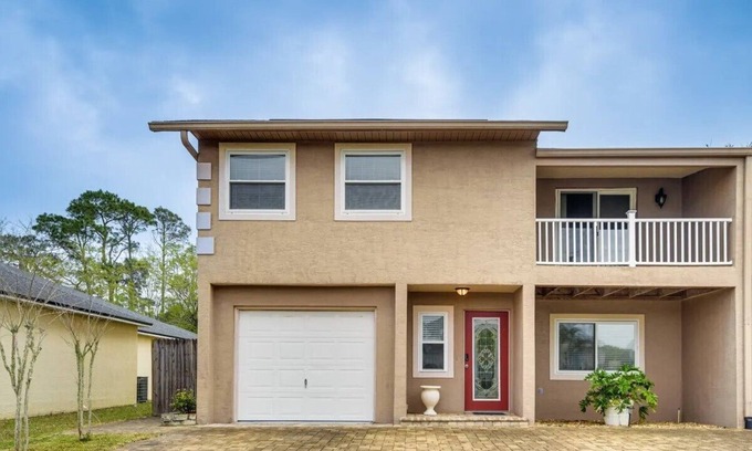 Palm Harbor House | Palm Coast Duplex w/Private Yard ~ 3 Mi to Beach!