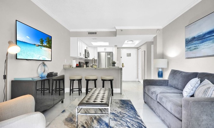 Coconut Grove Apartment | Palm Oasis Pool + Free Parking