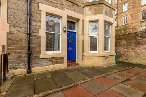 Bruntsfield Apartment | Palm Tree Apartment- Period Home with Cat