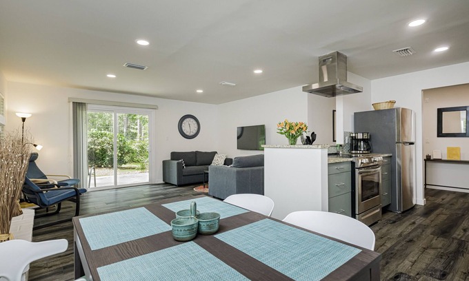 Gainesville House | Palm View ~ Newly renovated quiet home close to UF!
