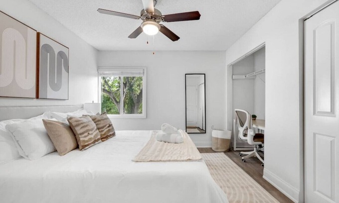SoHo Apartment | palma ceia 2402F · Steps from Bayshore! King suite | Pool | Gym | G
