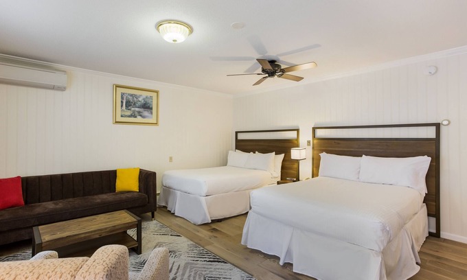 Manchester Center Resort | Palmer House Resort - Deluxe Two Double Beds 4