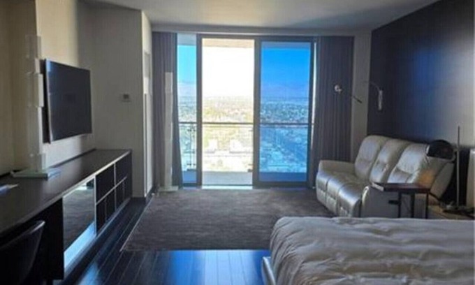 Las Vegas Hotel | Palms Place Hotel Mountain View with Open Balcony