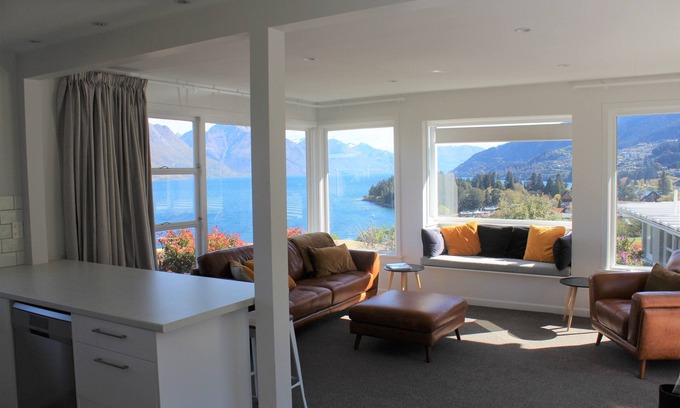 Queenstown House | Panorama Bach Amazing Views - Easy walk to town & lake. Stunning views & sunny.