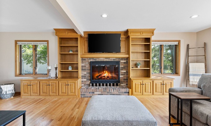 Green Bay House | Panoramic Bay Views: Spacious with Expansive Deck by RedAwning