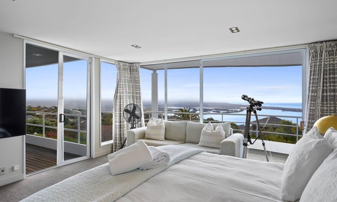 Mount Pleasant House | Panoramic City Views with Hot Tub