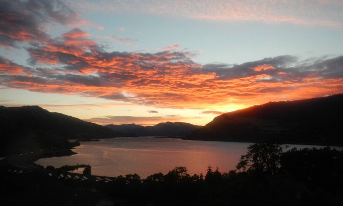 Mosier House | Panoramic Gorge View Pet Friendly Home with Hot Tub and optional Guest House