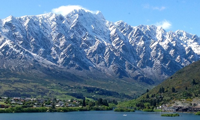 Frankton House | Panoramic lake, mountain and marina views